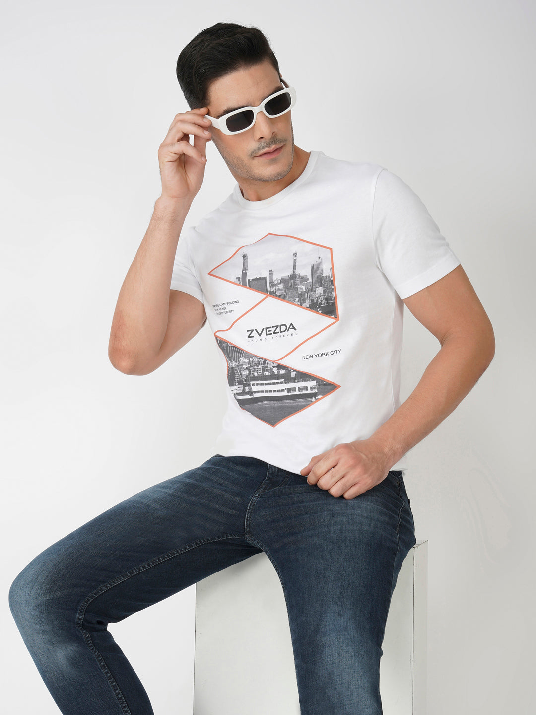 WHITE BRANDING PHOTO PRINT POSE VIEW