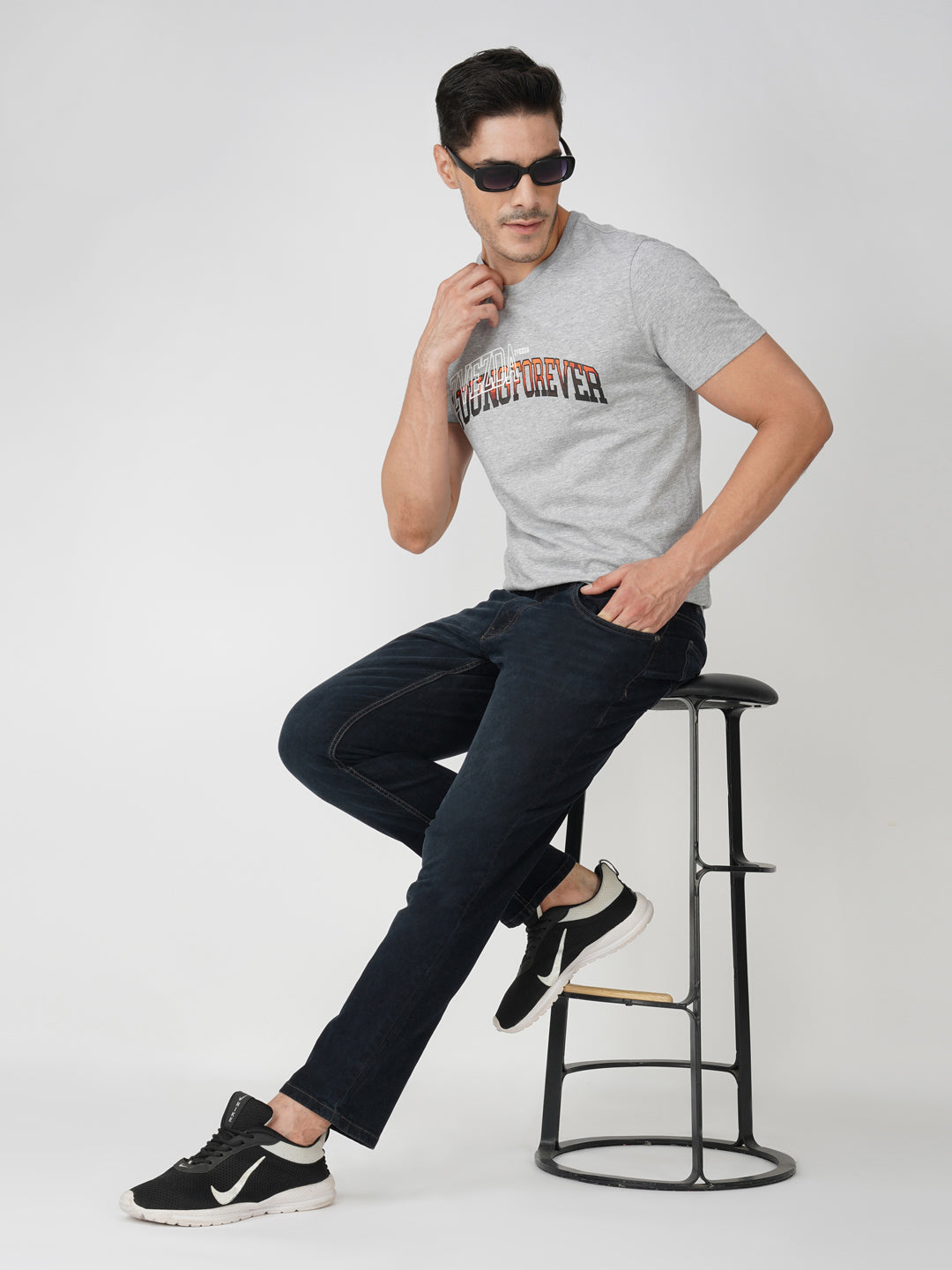 GREY MELANGE BRANDING PHOTO PRINT POSE VIEW