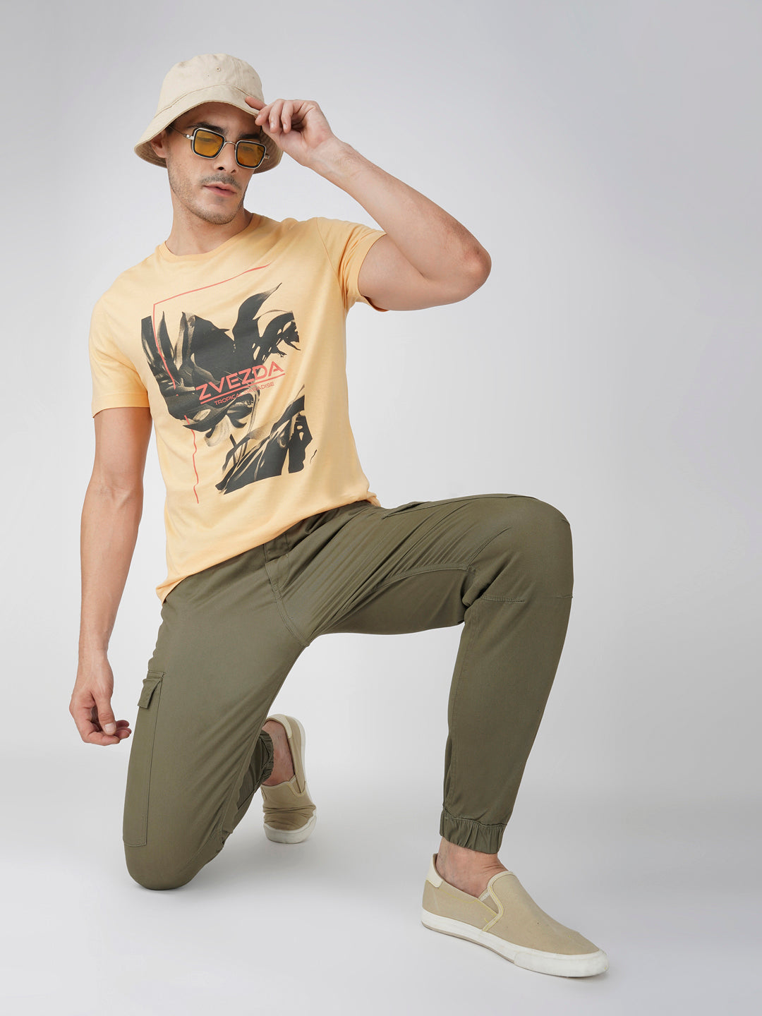 PEACH BRANDING PHOTO PRINT POSE VIEW