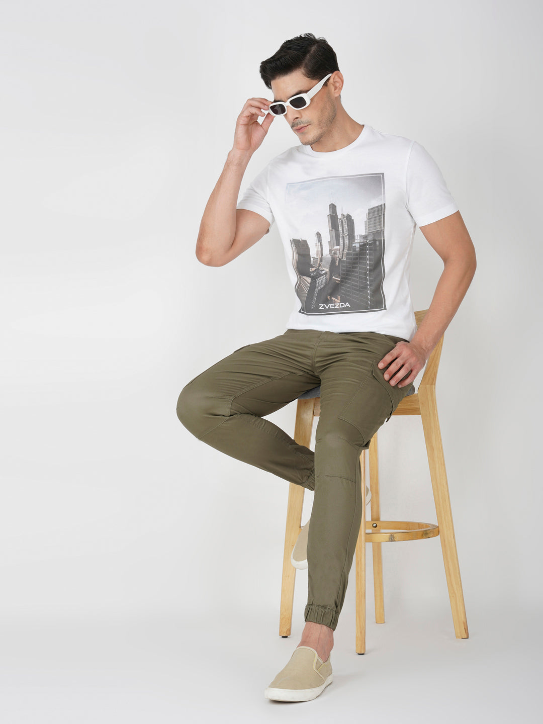 WHITE BRANDING PHOTO PRINT POSE VIEW