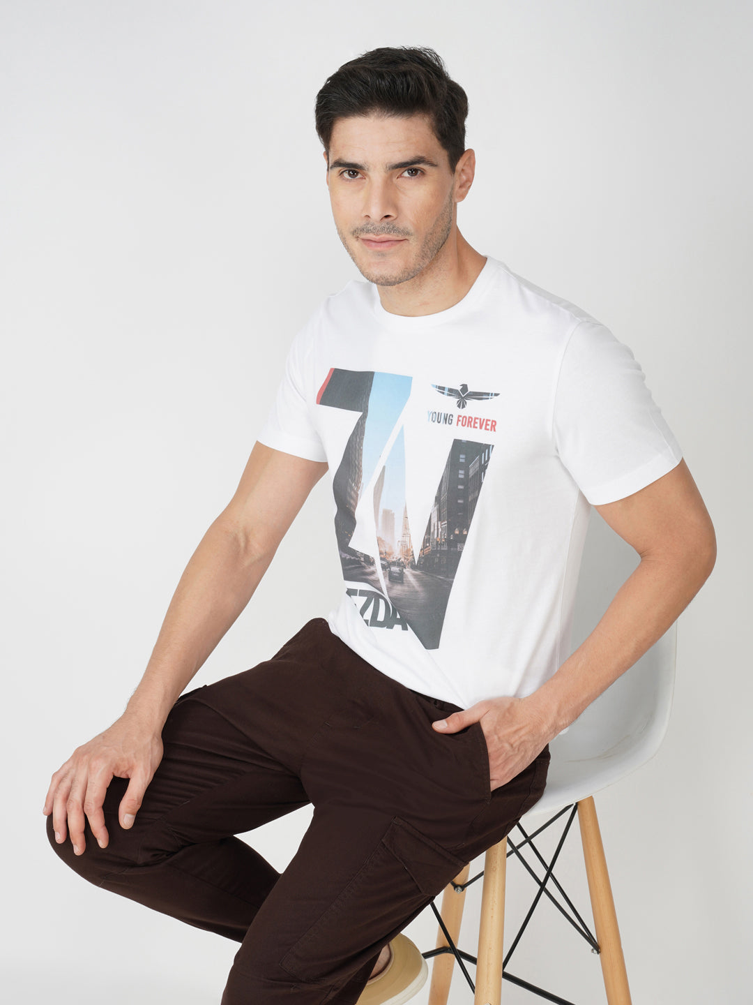 WHITE BRANDING PHOTO PRINT POSE VIEW