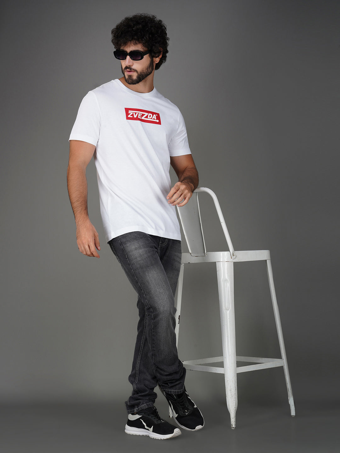 WHITE  BRANDING T-SHIRT POSE VIEW