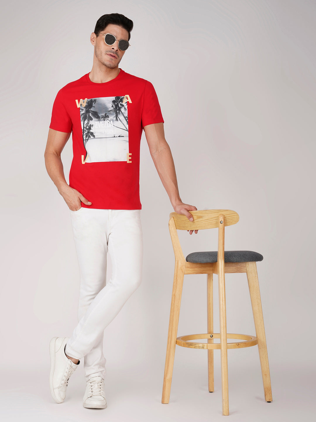 RED BRANDING PHOTO PRINT POSE VIEW