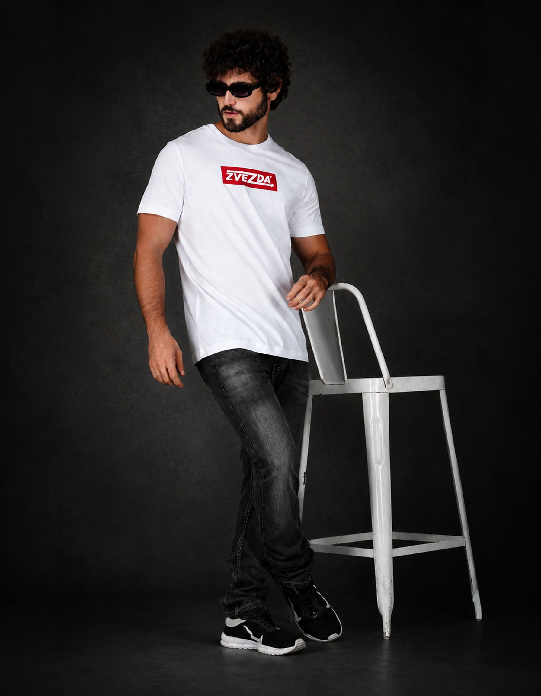 Man wearing a white t-shirt with a logo